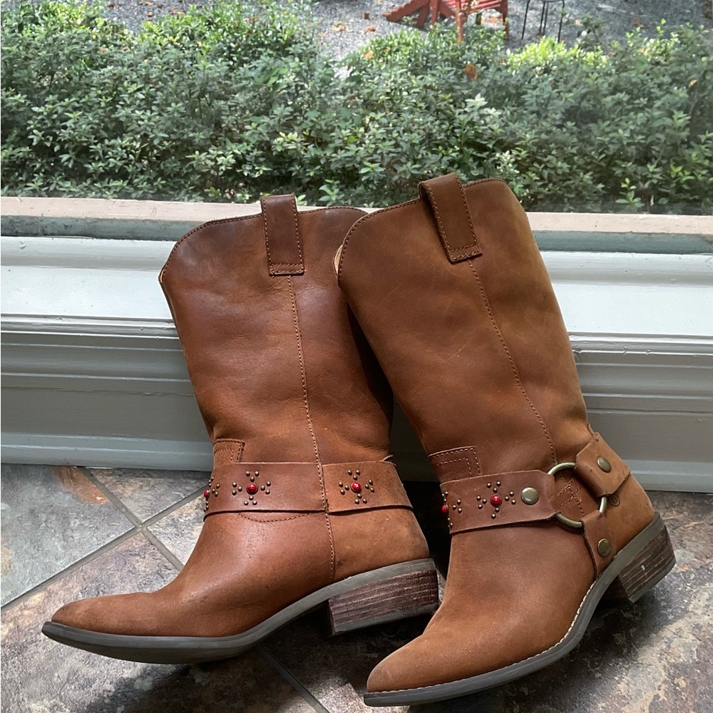 Much loved, gently worn Dingo boots, studded harness, cognac, size 9 medium